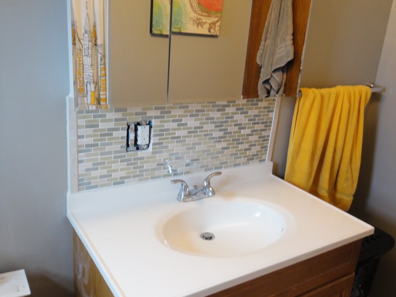 Bathroom Vanity Sink With Glass Tile