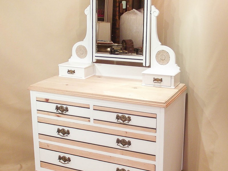 Corner Dressing Table With Drawers