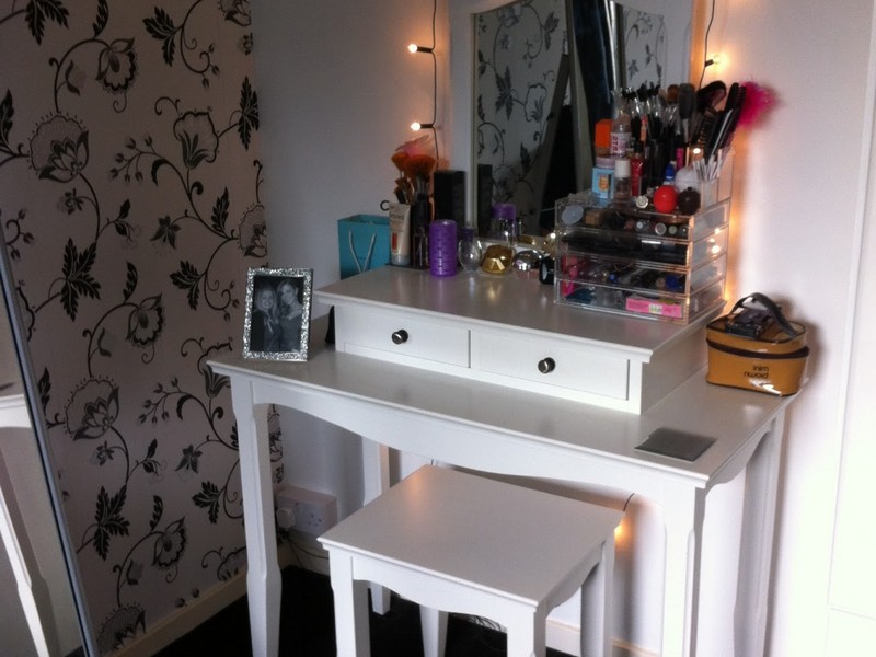 Lighted Vanity Table With Mirror And Bench