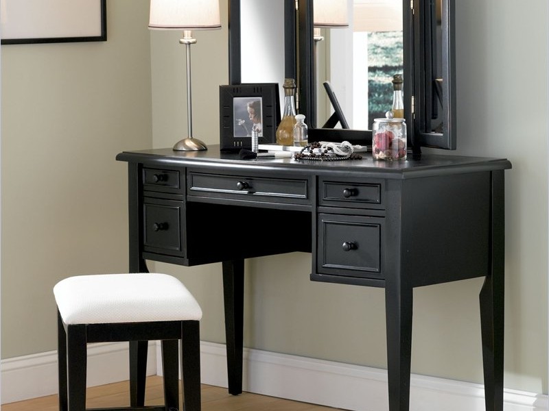 Makeup Vanity Table With Lighted Mirror