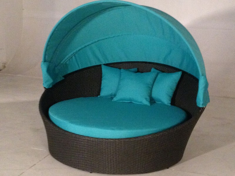 Round Chaise Lounge With Canopy