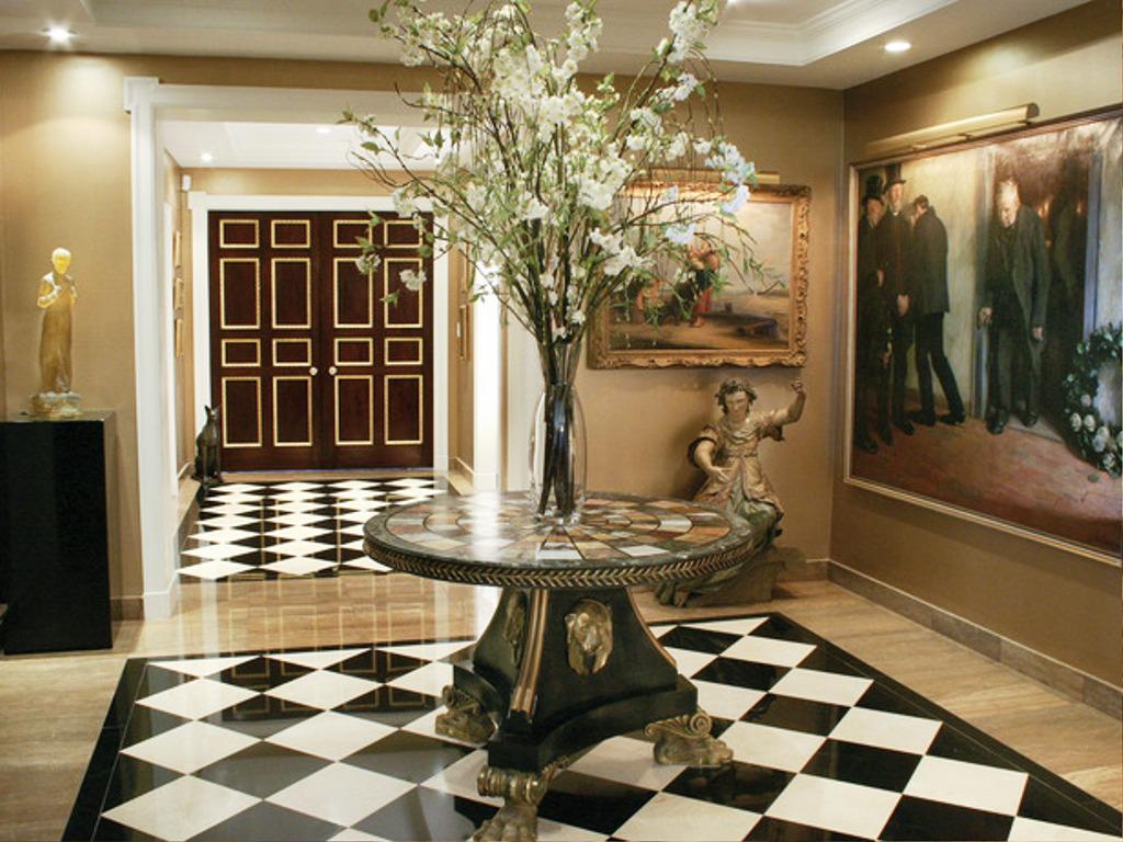 Round Foyer Tables Decorating Ideas