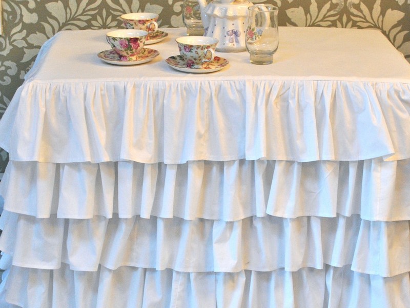 Ruffled Burlap Tablecloth Tutorial