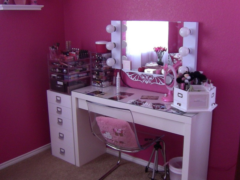 Vanity Table With Lighted Mirror And Bench