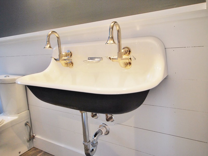 Vintage Style Wall Mount Bathroom Sink