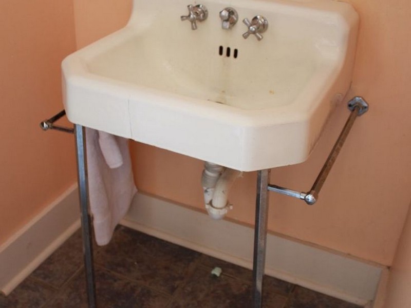 Wall Mounted Bathroom Sinks With Legs