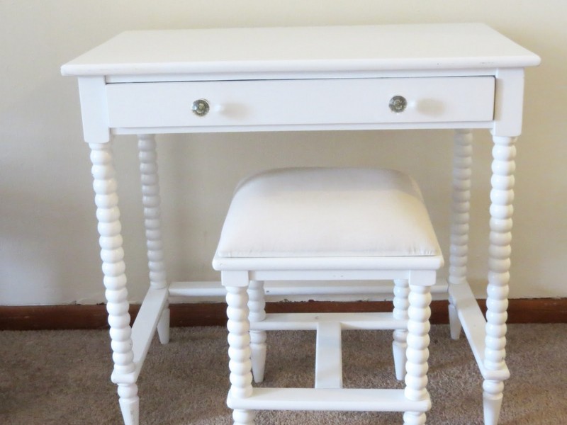 White Vanity Table With Drawers